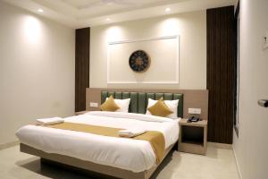 Hotel Vivaan - Walk to Banke Bihari Temple