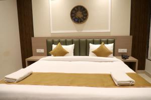 Hotel Vivaan - Walk to Banke Bihari Temple
