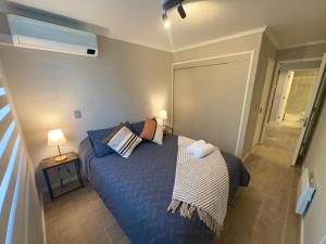 Pucón CENTRO, a pasos de la PLAYA y el LAGO, VISTA al VOLCÁN, Depto NUEVO con Aire Acondicionado, Camas y Plumones ROSEN, 2 Dorm, 2 Baños, 1 Estacionamiento Subterráneo, Terraza, Wifi Alta Velocidad, Ascensor, a pasos del Casino ENJOY