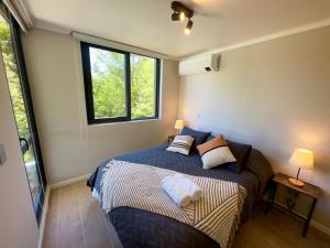 Pucón CENTRO, a pasos de la PLAYA y el LAGO, VISTA al VOLCÁN, Depto NUEVO con Aire Acondicionado, Camas y Plumones ROSEN, 2 Dorm, 2 Baños, 1 Estacionamiento Subterráneo, Terraza, Wifi Alta Velocidad, Ascensor, a pasos del Casino ENJOY