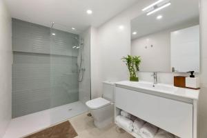 Tabaybas 7 Beachfront Pool Sea Views by Bayside