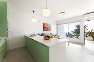 Tabaybas 7 Beachfront Pool Sea Views by Bayside