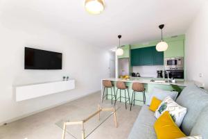 Tabaybas 7 Beachfront Pool Sea Views by Bayside