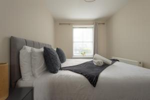 Modern Central 2 Bed Apartment with Parking