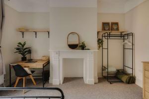 Spacious Five Bedroom House with Garden