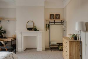 Spacious Five Bedroom House with Garden