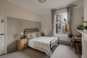 Spacious Three Bedroom House with Garden