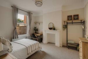 Spacious Three Bedroom House with Garden