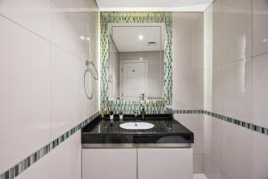 Elite Escapes - Glamorous Damac Heights - 2 BR