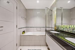 Elite Escapes - Glamorous Damac Heights - 2 BR