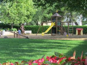 Spacious flat with pool access