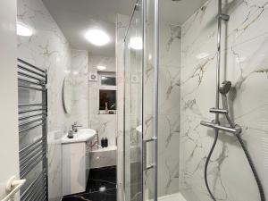 Heathrow to Windsor 2 Bedroom Apartment with Free Parking & WiFi by M4J6 to London and Reading