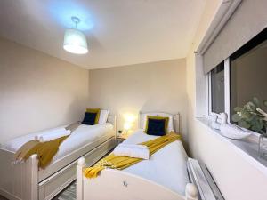 Heathrow to Windsor 2 Bedroom Apartment with Free Parking & WiFi by M4J6 to London and Reading