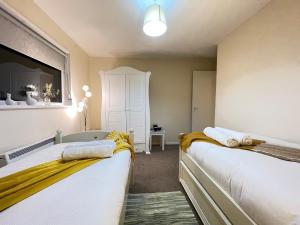 Heathrow to Windsor 2 Bedroom Apartment with Free Parking & WiFi by M4J6 to London and Reading