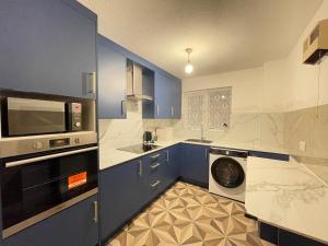 Heathrow to Windsor 2 Bedroom Apartment with Free Parking & WiFi by M4J6 to London and Reading