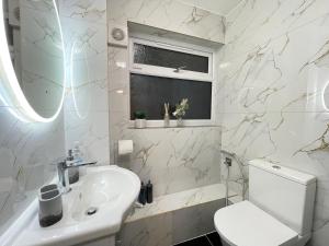 Heathrow to Windsor 2 Bedroom Apartment with Free Parking & WiFi by M4J6 to London and Reading