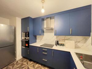 Heathrow to Windsor 2 Bedroom Apartment with Free Parking & WiFi by M4J6 to London and Reading