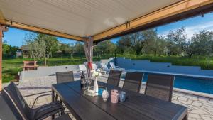 Villa Pendolina with pool and grill in Umag