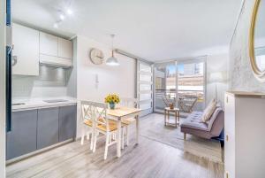 Modern apartment With Pool, AC & Wifi