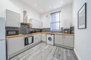 Latimer Flat 1 - Spacious 2-Bed Apt - Sleeps 7 - Ground Flr