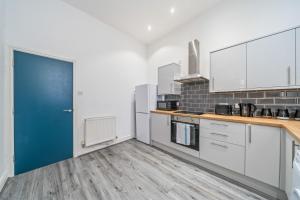 Latimer Flat 1 - Spacious 2-Bed Apt - Sleeps 7 - Ground Flr