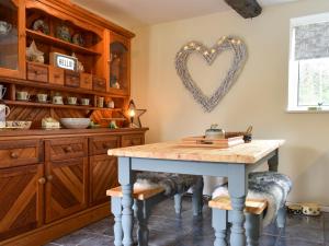 Meadow View Cottage - Uk33302