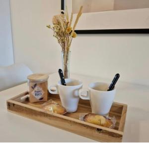 "Studiocaroline44", 2 studios entre la ville et la mer, parking, cuisine, moins de 15min de laéroport