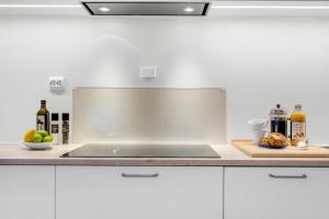 Deluxe Arctic Seafront with Sea & Mountain views