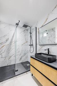 # 4people # 1Bedroom # ChampsElysées # AC