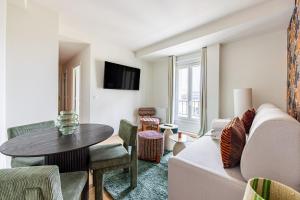 # 4people # 1Bedroom # ChampsElysées # AC