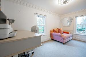 Chic 2-Bed Haven by Ealing Common, Tube & Hotspots