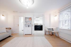 Chic 2-Bed Haven by Ealing Common, Tube & Hotspots