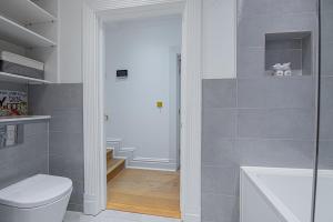 Chic 2-Bed Haven by Ealing Common, Tube & Hotspots