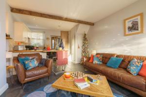 Gingersnap Cottage with Log Burner by LetMeStay