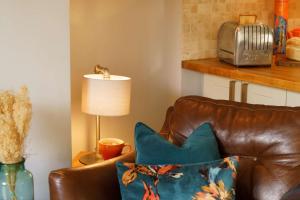 Gingersnap Cottage with Log Burner by LetMeStay