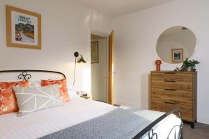 Gingersnap Cottage with Log Burner by LetMeStay