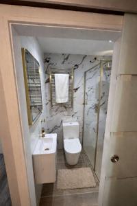 Stunning Modern 2 bed, 2 bath apartment with parking space