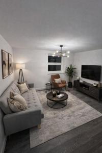 Stunning Modern 2 bed, 2 bath apartment with parking space