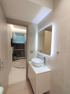 Βrand New Big Flat in Center of Syntagma Square
