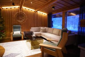 Villa Tolonen a beautiful log villa by the Ivalo River