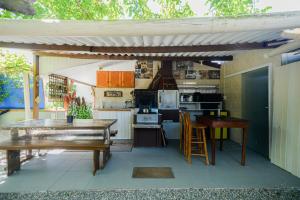 Recanto do Vô Bibi, pé na areia e no Beto Carreiro Word