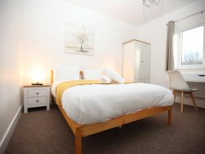 6 Bedensuite house by N And N Stays Ltd, Perfect for contractors and Corporate stays, Close to YTL Arena Site, Long Stay Disc, Pvt Parking for Vans and and work vehicles, Wifi