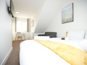 6 Bedensuite house by N And N Stays Ltd, Perfect for contractors and Corporate stays, Close to YTL Arena Site, Long Stay Disc, Pvt Parking for Vans and and work vehicles, Wifi