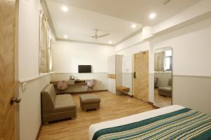 Hotel Emerald Suites & Banquet By Aura