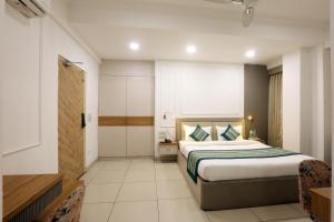 Hotel Emerald Suites & Banquet By Aura