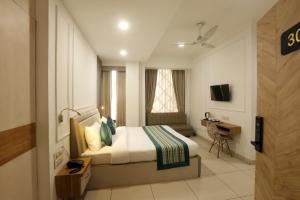Hotel Emerald Suites & Banquet By Aura