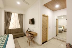 Hotel Emerald Suites & Banquet By Aura