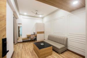 Hotel Emerald Suites & Banquet By Aura