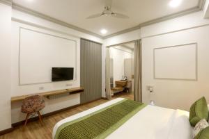 Hotel Emerald Suites & Banquet By Aura