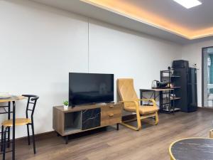 1BR Near BTS Queen & Single Bed City Center